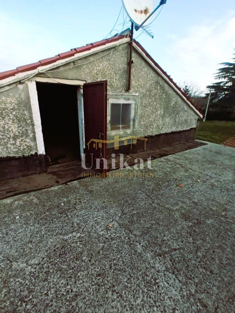 Kamnita dvojna hiša vseljiva, za obnovo